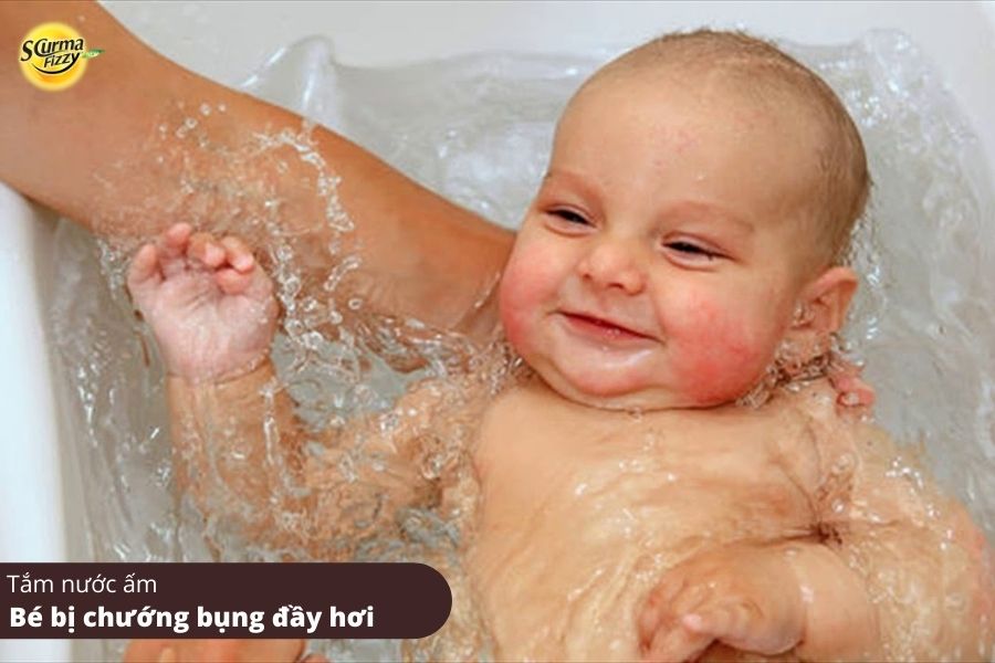 Tắm nước ấm cũng là một cách đơn giản giúp bé giảm triệu chứng